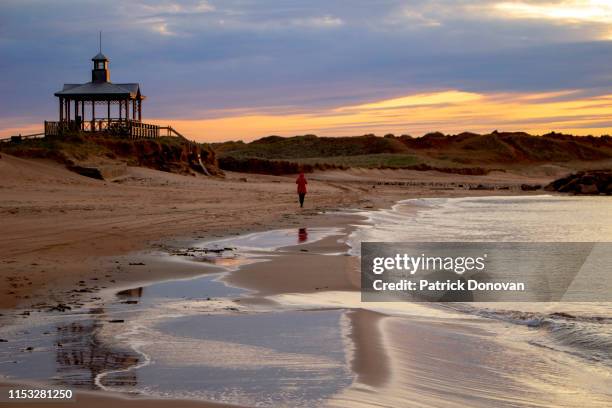 dune du nord beach, iles-de-la-madeleine, quebec - islas de la magdalena fotografías e imágenes de stock