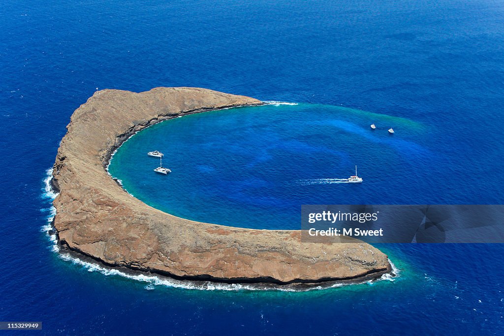 Crescent shaped molokini