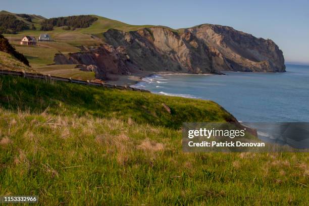 cap alright cliffs, iles de la madeleine, quebec - islas de la magdalena fotografías e imágenes de stock