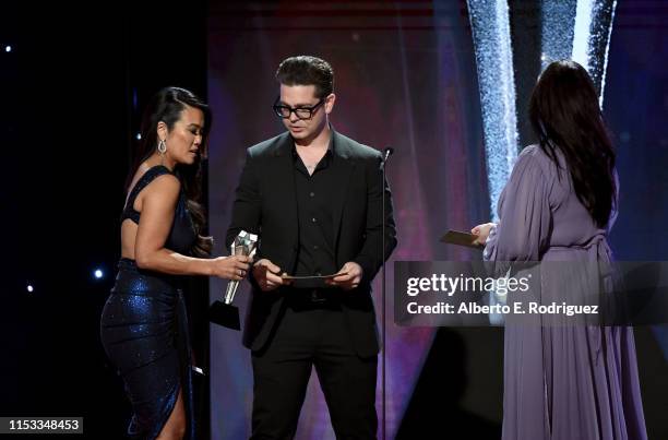Dr. Sandra Lee aka Dr. Pimple Popper accepts Female Star of the Year award from Jack Osbourne and Katrina Weidman onstage during the Critics' Choice...