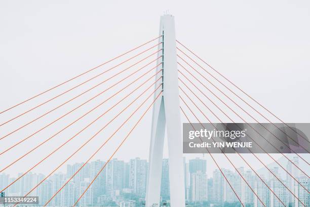 qiansimen bridge in chongqing - bogen architektonisches detail stock-fotos und bilder