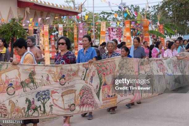 parade around wihan for boon pha wet festival. - tim bewer fotografías e imágenes de stock