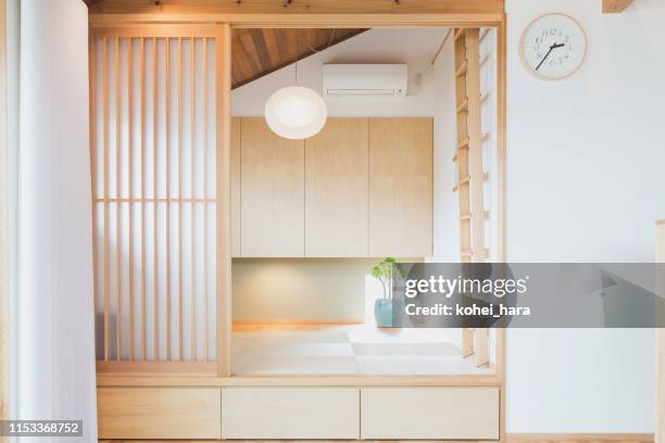 interieur van de japanse kamer - tatami mat stockfoto's en -beelden