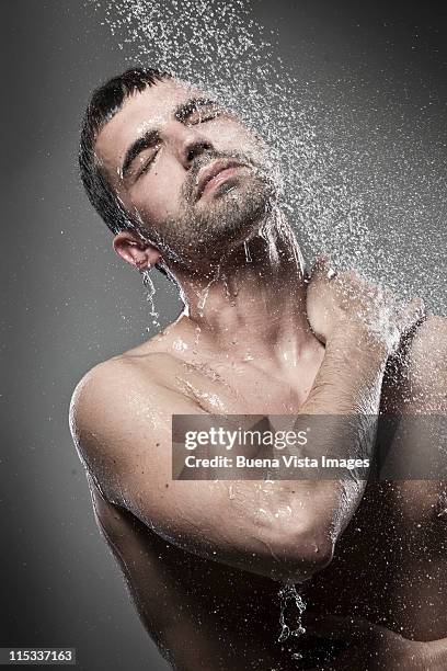 man taking a shower - hombre en la ducha fotografías e imágenes de stock