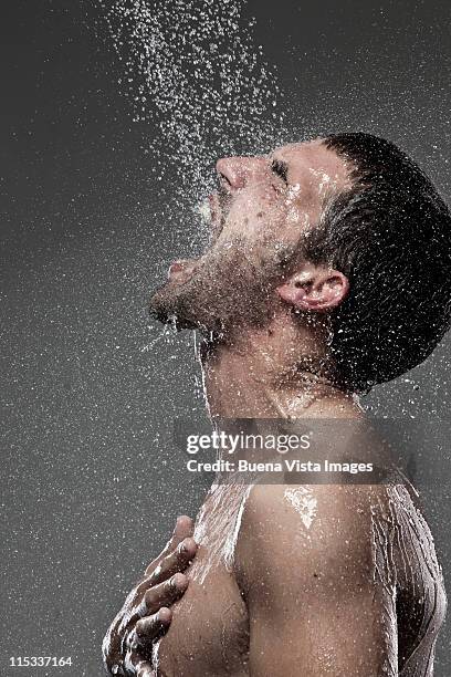 man taking a shower - hombre en la ducha fotografías e imágenes de stock