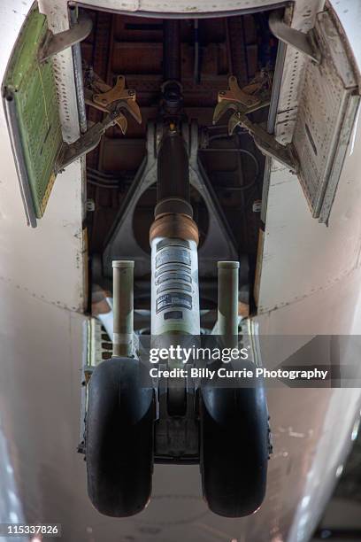 airplane landing gear - landing gear stock pictures, royalty-free photos & images