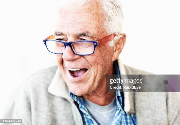 愉快和放鬆的老人在眼鏡微笑 - liver spot 個照片及圖片檔