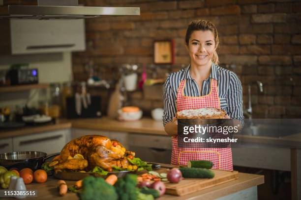 gelukkige vrouw met appeltaart op thanksgiving day in de keuken. - american pie stockfoto's en -beelden