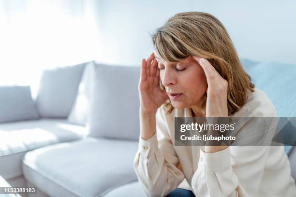 deze hoofdpijn is killing me - hoofdpijn vrouw stockfoto's en -beelden