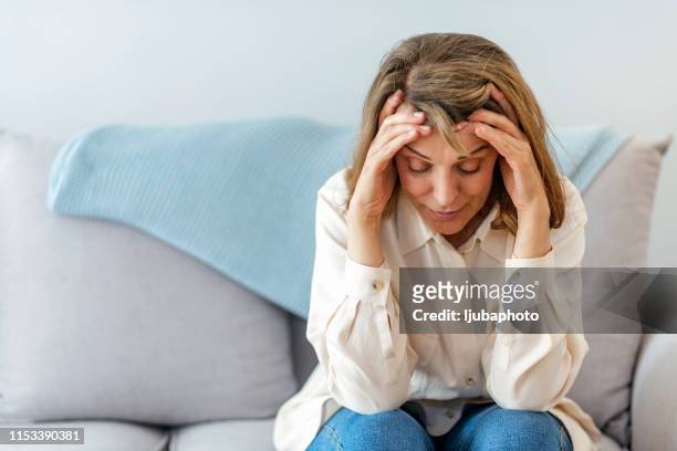 woher kamen diese kopfschmerzen plötzlich? - menopause stock-fotos und bilder