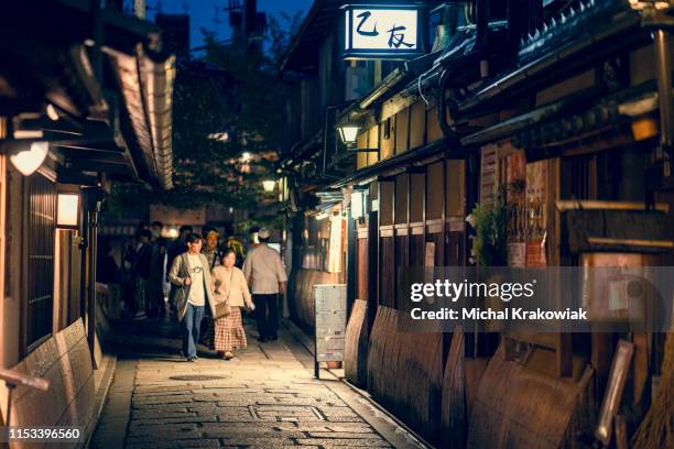 traditionelle straße des bezirks gion in kyoto - gion stock-fotos und bilder