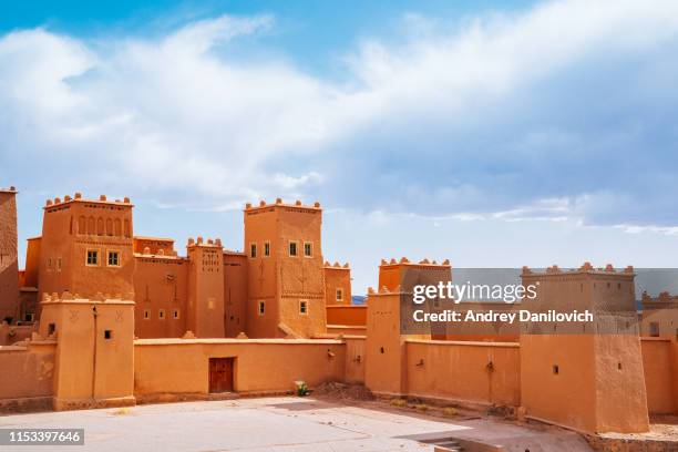 morocco, kasbah taourirt fortress on a sunny day with cloudy sky. - marrakech imagens e fotografias de stock