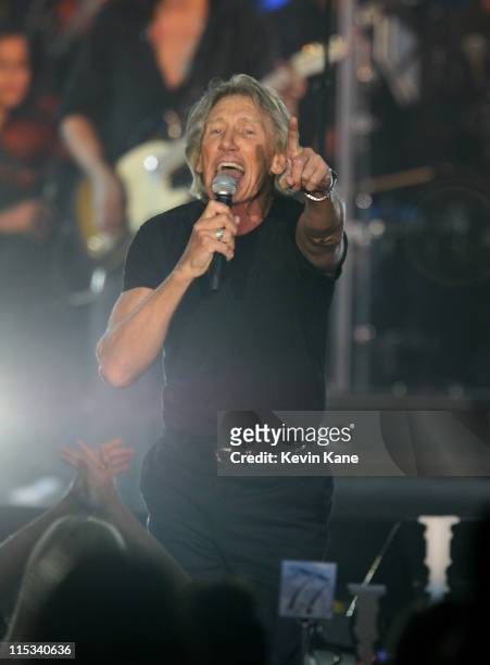 Musician Roger Waters performs during the VH1 Save The Music Foundation Gala at the Tent at Lincoln Center on September 20, 2007 in New York City.