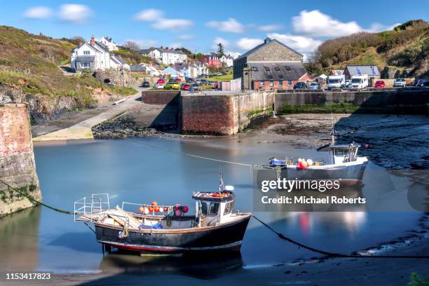 fishing boats in porthgain harbour, pembrokeshire - st davids day fotografías e imágenes de stock