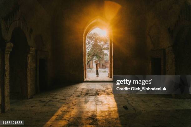 mujer explorando en bagan heritage site al atardecer - cambodia fotografías e imágenes de stock