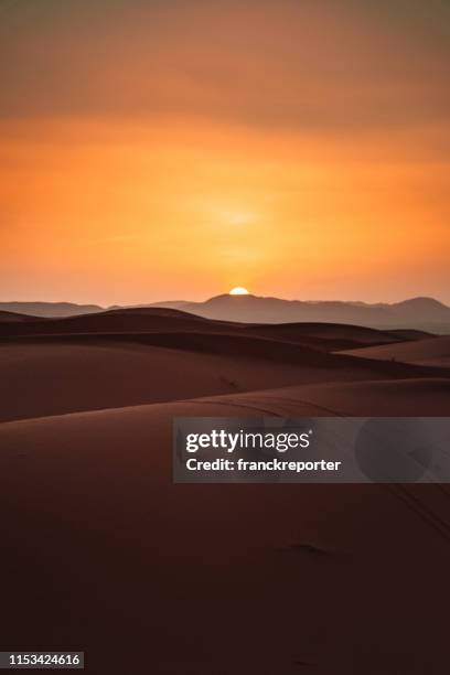 puesta de sol en el desierto - duna de arena fotografías e imágenes de stock