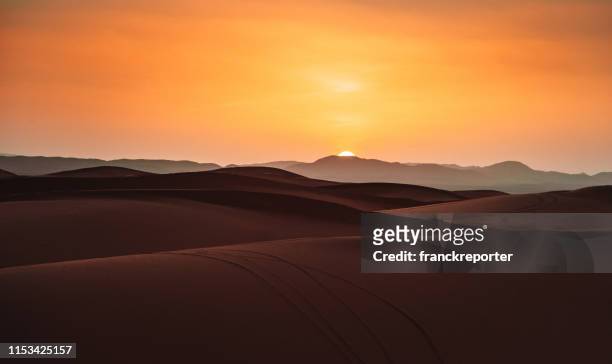 sonnenuntergang in der wüste - afrika landschaft stock-fotos und bilder