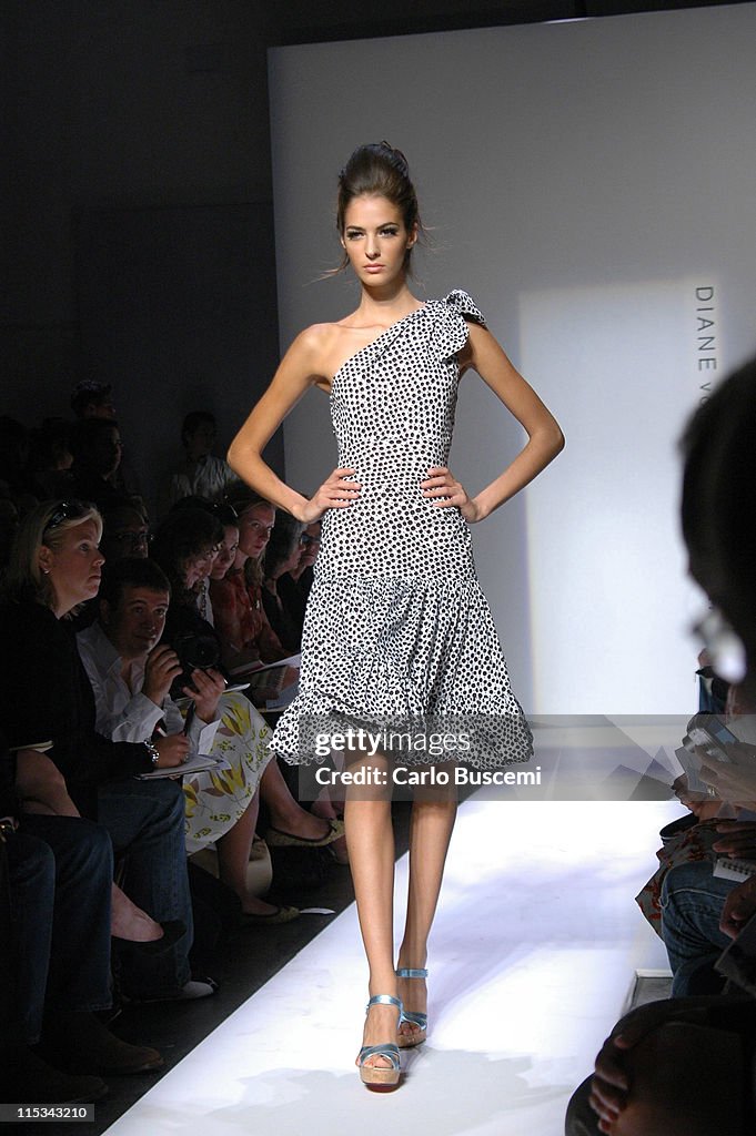 Olympus Fashion Week Spring 2006 - Diane Von Furstenberg - Runway