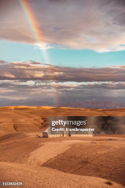 tienda de campaña en el desierto de marruecos con arco iris - desierto del sáhara del oeste fotografías e imágenes de stock