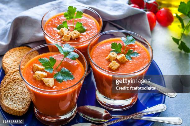 drei spanische gazpacho in trinkgläser - gazpacho stock-fotos und bilder