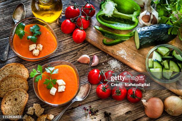 gazpacho español e ingredientes en mesa rústica de madera - comida mediterránea fotografías e imágenes de stock