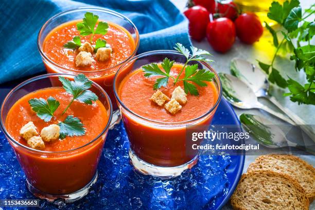 drei spanische gazpacho in trinkgläser - gazpacho stock-fotos und bilder