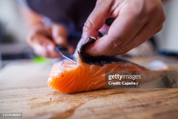 cuisine - découpe de poisson, saumon - raw fish fotografías e imágenes de stock