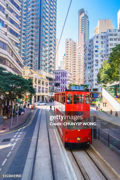 überfüllte straßen von wanchai in hongkong - straßenbahnstrecke stock-fotos und bilder