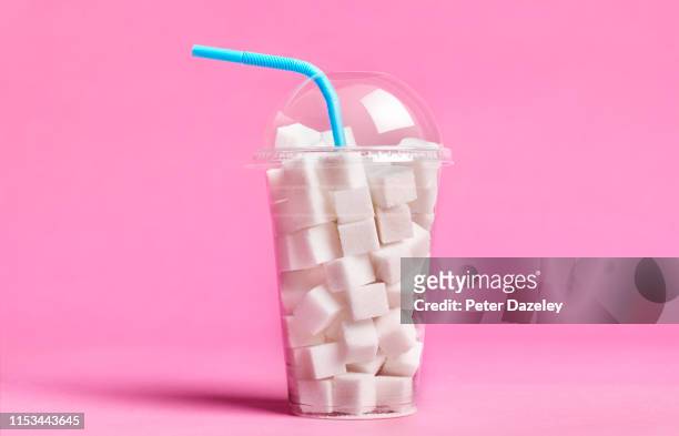 excess sugar in soda/fizzy drinks - carbonation foto e immagini stock