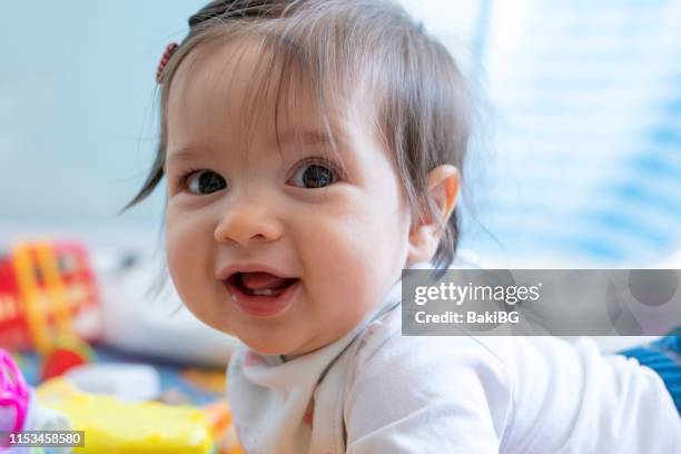 retrato do bebê bonito que rasteja na sala de visitas - de quatro - fotografias e filmes do acervo