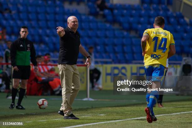 Pepe Mel, head coach of Las Palmas in action during the match between Las Palmas and Almeria at Estadio Gran Canaria on June 02, 2019 in Las Palmas,...