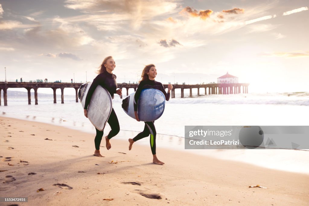 Freundinnen gehen surfen