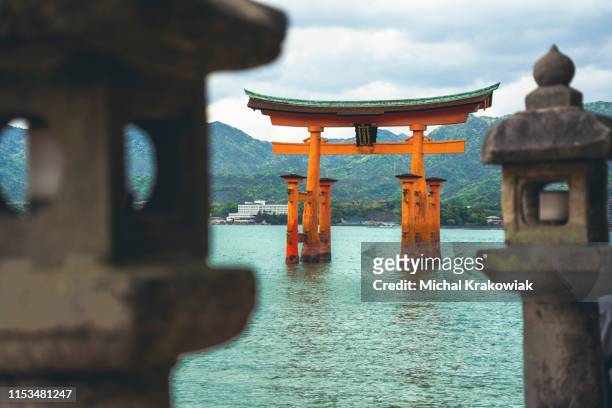 tori-tor-berühmter buddhistischer schrein in der nähe der insel miyajima in japan - itsukushima stock-fotos und bilder
