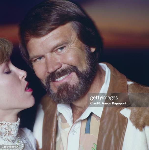 Singer Glenn Campbell and wife Kim Woolen pose for a portrait circa 1993 in Tucson, Arizona