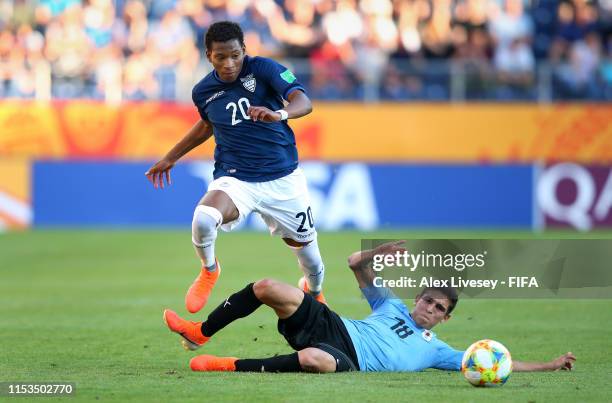 Gonzalo Plata of Ecuador beats a challenge from Juan Sanabria of Uruguay during the 2019 FIFA U-20 World Cup Round of 16 match between Uruguay and...