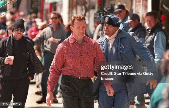 Actors Arnold Schwarzenegger and Sinbad worked on a scene during