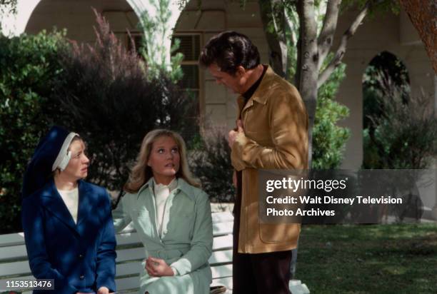 Kitty Winn, Leslie Charleson, Robert Stack appearing in the ABC tv series 'Most Wanted' episode 'Pilot'.