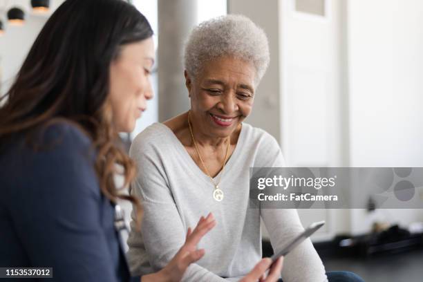 jonge arts met oudere patiënt - health care professional with patient stockfoto's en -beelden