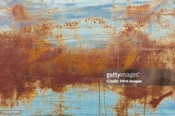 brown rusting patches on an old wall - rouillé photos et images de collection