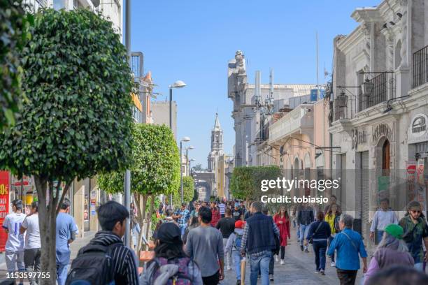 calle peatonal en arequipa perú - arequipa fotografías e imágenes de stock