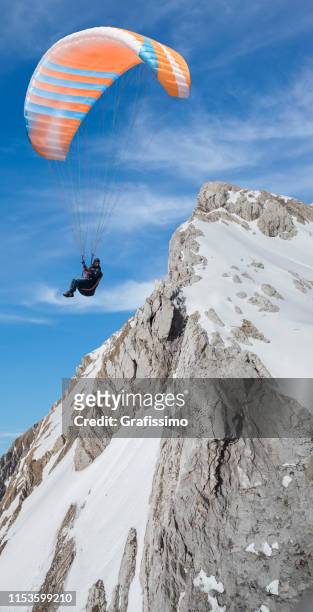 gleitschirmflieger fliegen fallschirm in den bergen - hang parachute stock-fotos und bilder