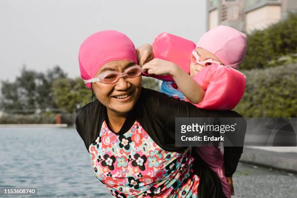 Helping wearing swimming goggles