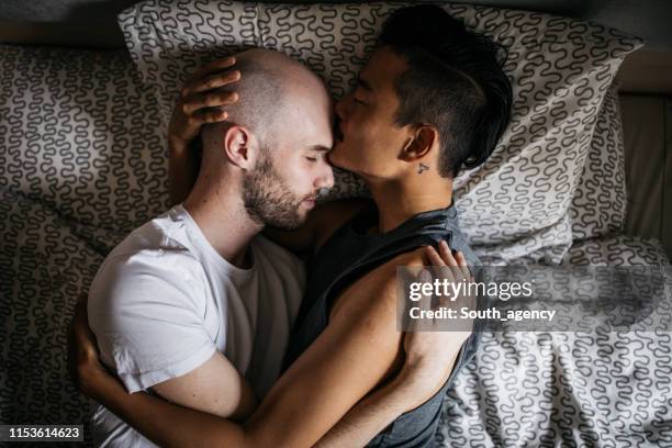 fotos e imágenes de Gay Interracial Kiss - Getty Images fotos e imágenes de Gay Interracial Kiss - Getty Images