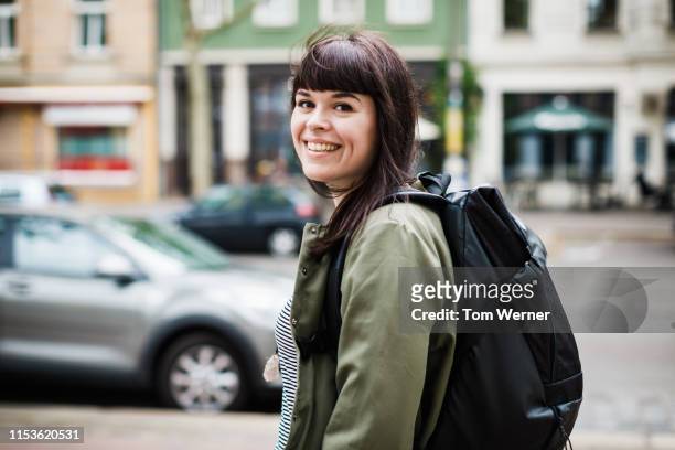 young woman on her way to go shopping - leben in der stadt stock-fotos und bilder