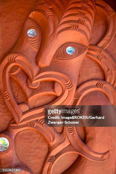 face, traditional maori carving, te whare runanga, waitangi, far north district, northland, north island, new zealand - bay of islands new zealand stock pictures, royalty-free photos & images