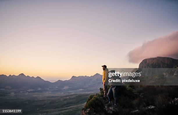 es gibt mehr leben, als von mauern umgeben zu sein - caucasian mountain climber man stock-fotos und bilder