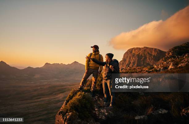 el logro de su objetivo de alcanzar el pico - tierra salvaje fotografías e imágenes de stock