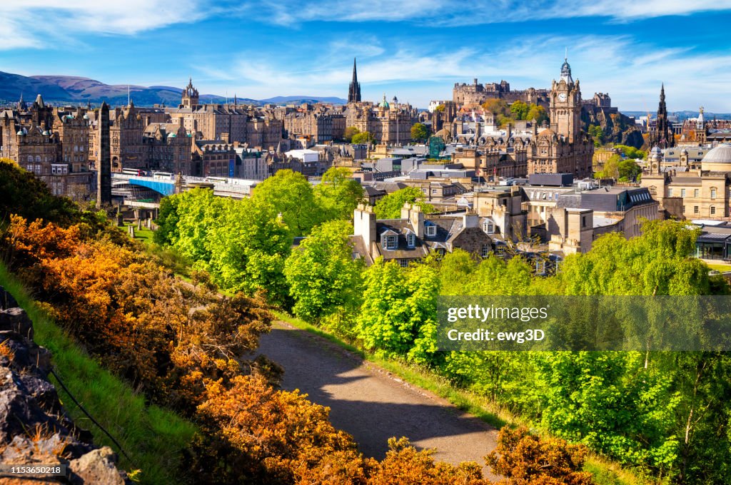 Vista sobre la histórica Edimburgo desde Calton Hill, Escocia, Reino Unido