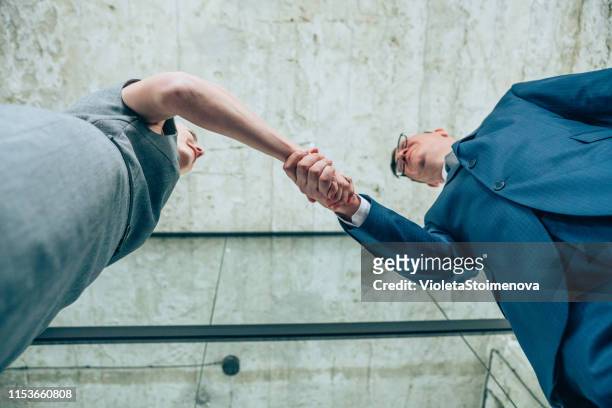 businesspeople shaking hands - ângulo diferente imagens e fotografias de stock