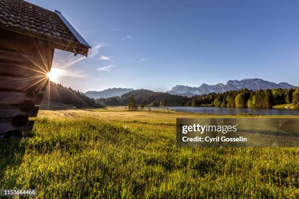 gerold lake and karwendel mountains at sunrise - alpes de bavaria fotografías e imágenes de stock